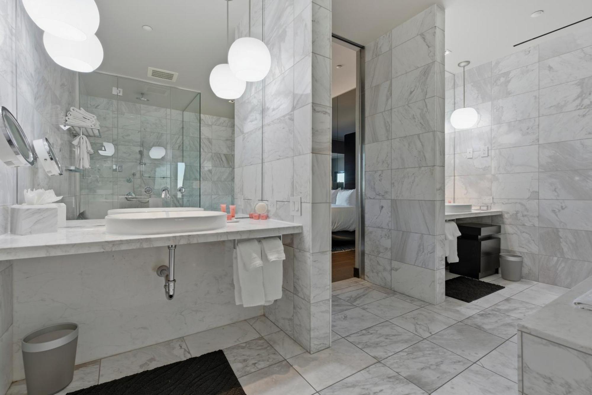 Skyline Playboy‑Style 3300sqft Penthouse 